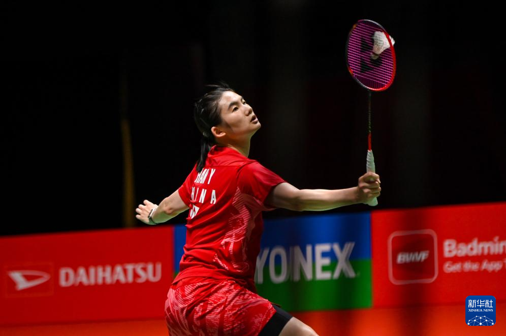 让她感到自 让她感到自