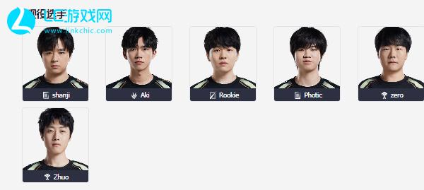 亚马尔现场观看WWE赛事，手举腰带与兰迪-奥顿等人合影.